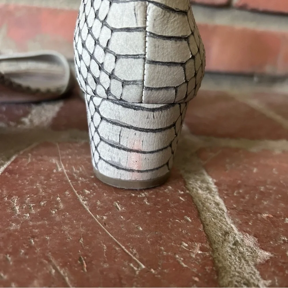 VINCE Rita Leather Sandals in Gray Snake Embossed Sz 8.5
